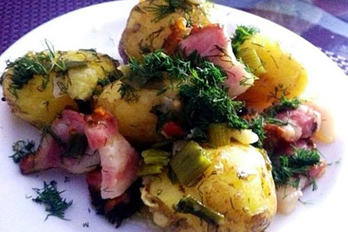 krumpir u stilu zemlje s prsima svinjskog mesa