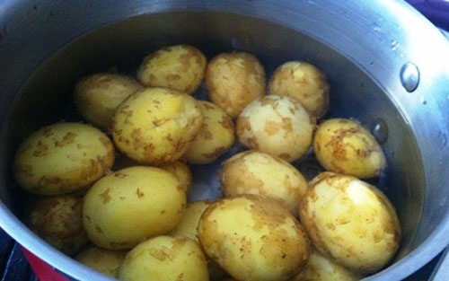 tvätta och skala potatis