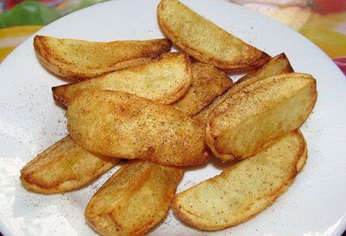 taburkan kentang dengan rempah-rempah