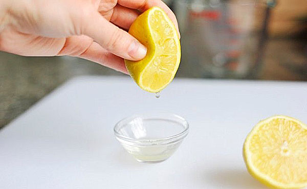 vytlačte citrónovú šťavu