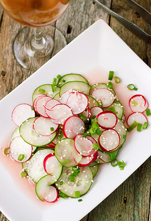Salade van radijs, komkommer en ui