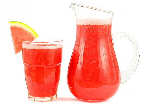 For å få juice fra vannmeloner, bruk metoden for kaldpressing