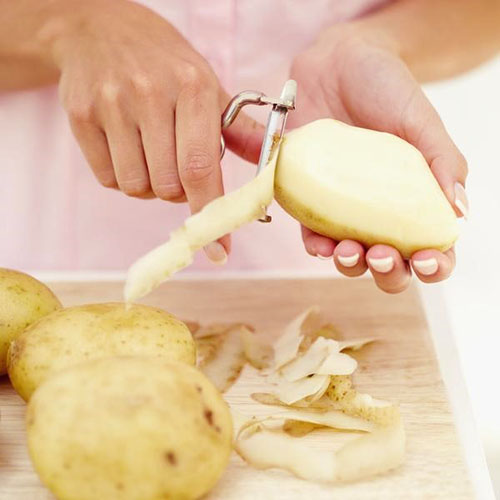 Untuk merawat perut menggunakan jus kentang mentah