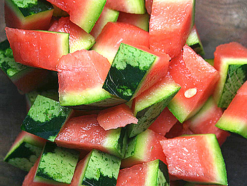 Från färskt vattenmelonkorsor förbereder infusioner och buljonger