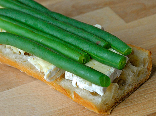 Sandwich cu brânză de feta și fasole verde