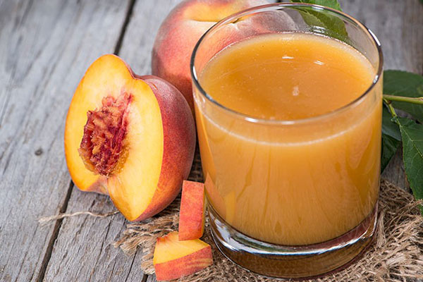 juice från mogen persika