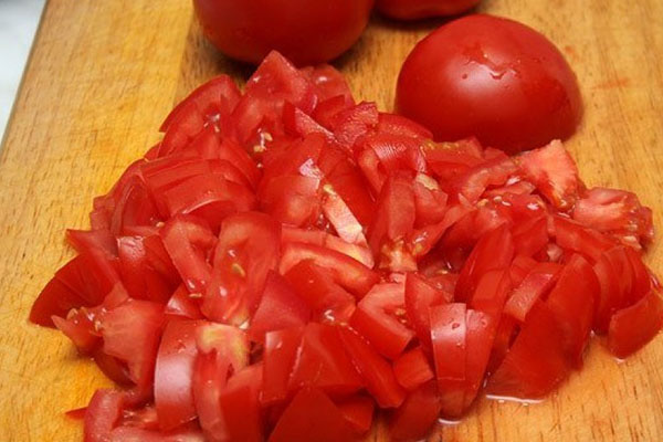 ince doğrayın domates