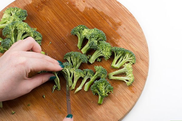 împărți broccoli în inflorescențe