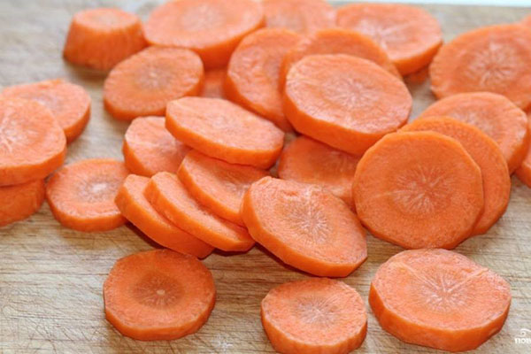 tăiați și scoateți morcovii