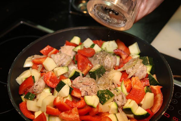 dodajte povrće na meso i gulaš