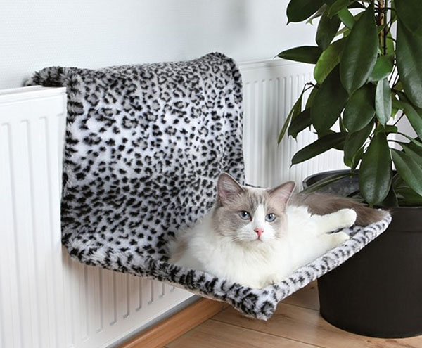 hangmat voor een kat op een batterij