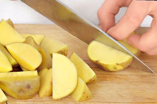 memotong ubi menjadi kepingan