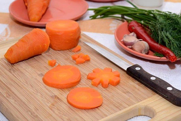 snijd wortels en pepers