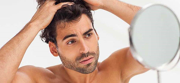 Systematisk applicering av medel med aloejuice kommer att återställa hårets hälsa
