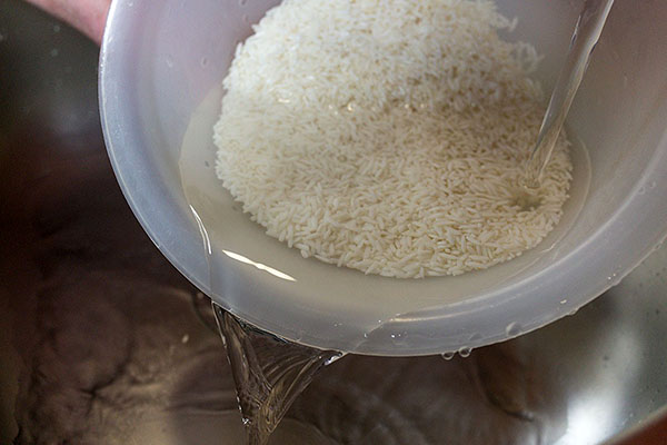 temeljito isperite rižu
