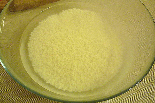 Skölj ris och häll kokande vatten