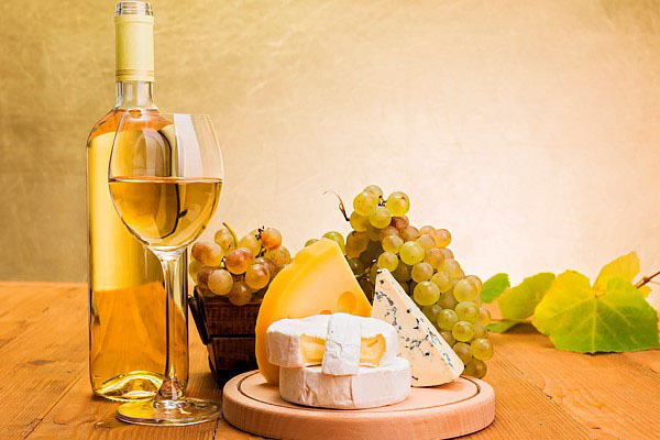 Vin från björksoppa serveras i glas för vitt vin