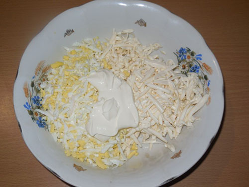 ägg och ost blandat med majonnäs