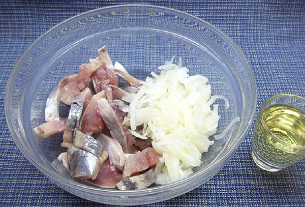 campurkan herring dengan bawang dan musim