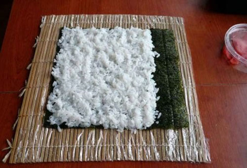 lägga ut ris på nori blad