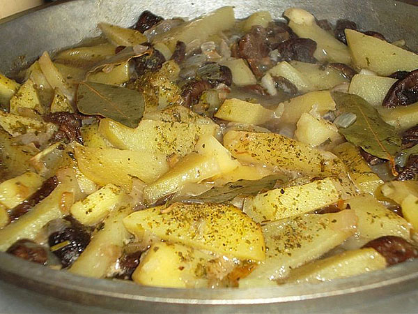 stoof aardappelen met champignons