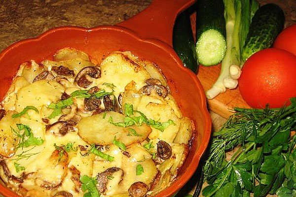 gebakken aardappelen met champignons