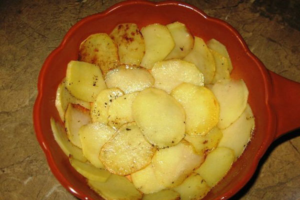 we verspreiden de aardappelen in de vorm