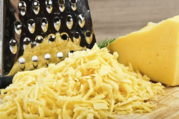 adăugați brânză rasă