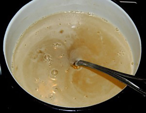 att laga sirap från socker och honung