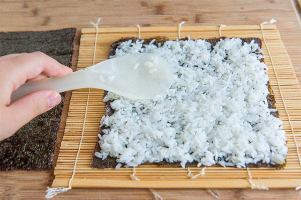 lapisan nipis meletakkan nasi pada nori