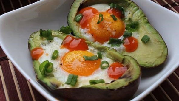 egg med avokado i ovnen