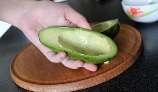 разрезать авокадо на две части