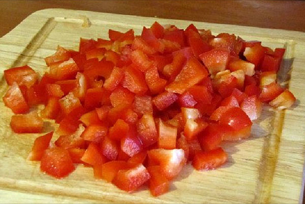 kami memotong tomato