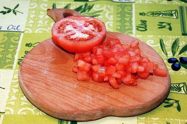 bir domates ince doğrayın