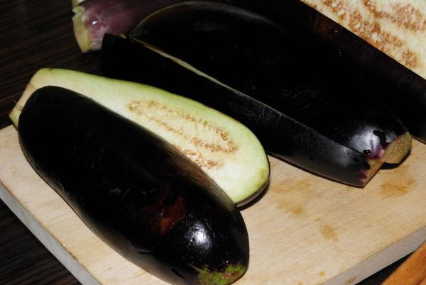 kut eggplantene fryktelig og salt