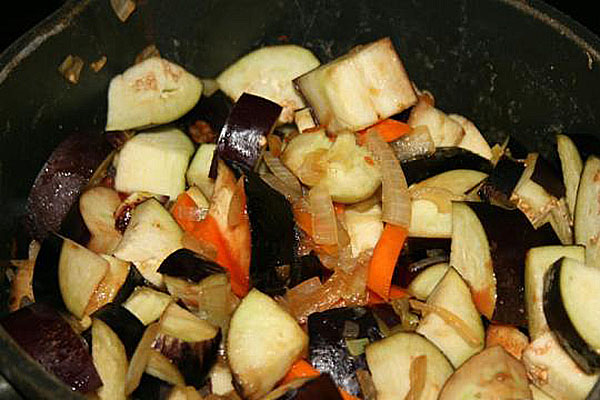 å blande grønnsaker i kazane