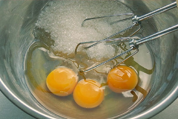 premagati jajca s sladkorjem