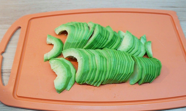 очищенный авокадо нарезать