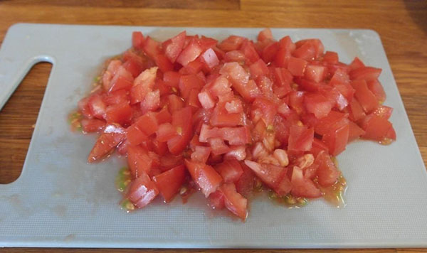 tomato masak untuk mencuci dan memotong