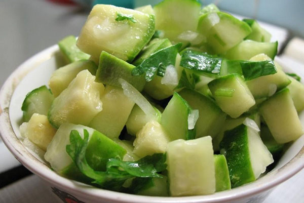 salatalık ve avokado salatası