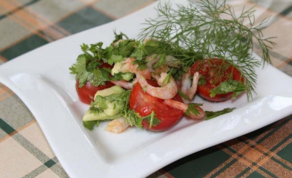 salat med reker og tomater