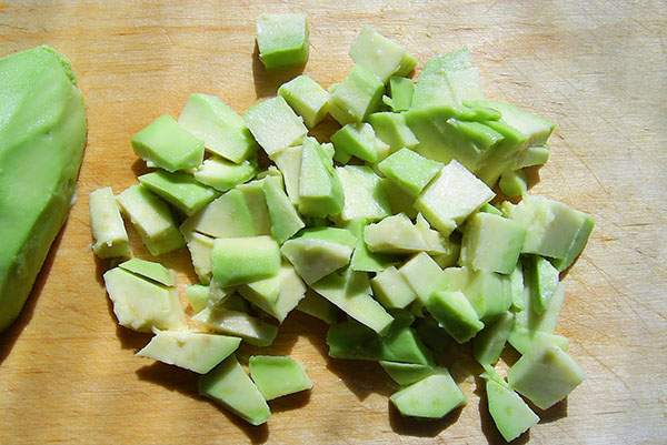 salata için avokado hazırlamak