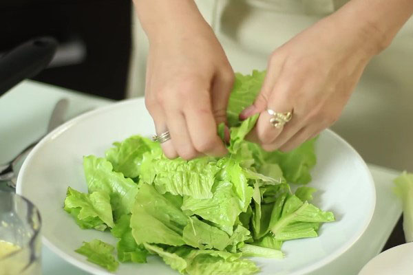 руками измельчить салат