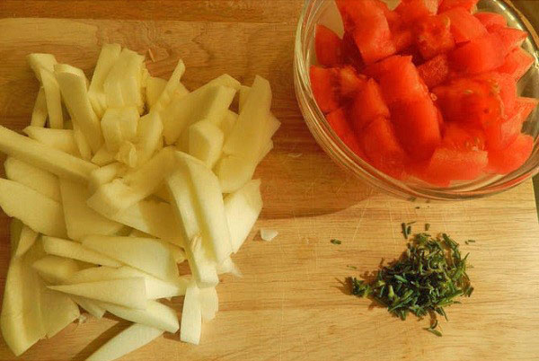 nakrájajte squash a paradajky