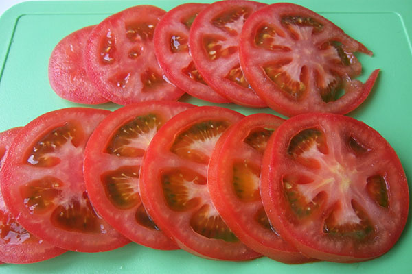 snijd de tomaten in plakjes