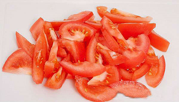 snijd tomaten in halve ringen