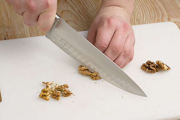 memotong kacang