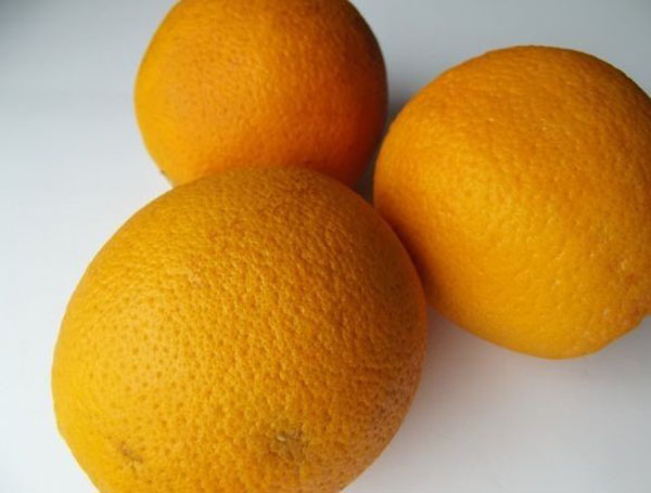 trys apelsinai uogienei