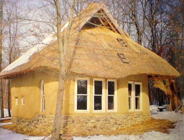 Huis gemaakt van geïmproviseerde bakstenen