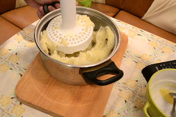 untuk memasak kentang lecek